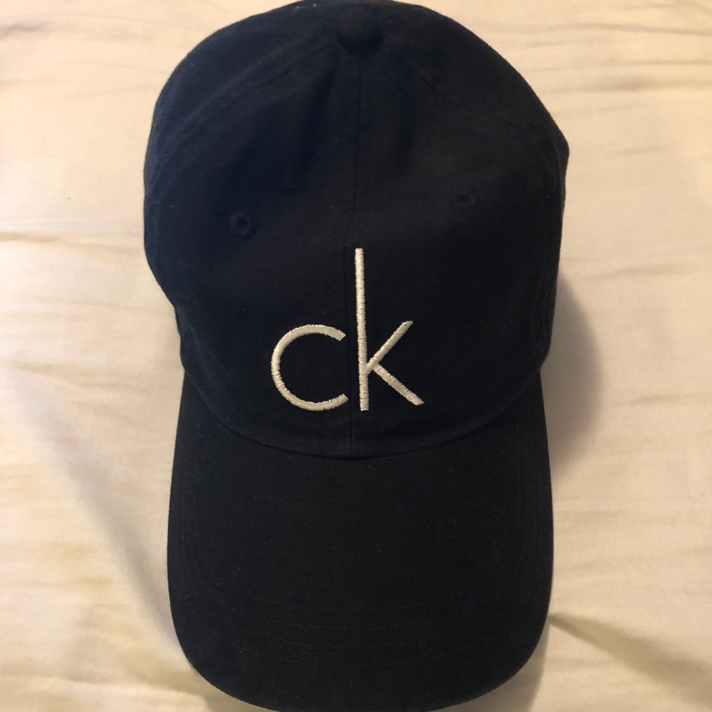 Black & white Calvin Klein baseball cap 🧢
